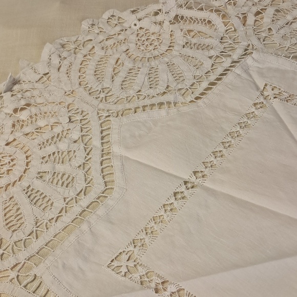 White Lace Cutwork Tablecloth - Elegant Home Dining Linen # 3007.   33 In Round - Picture 4 of 7